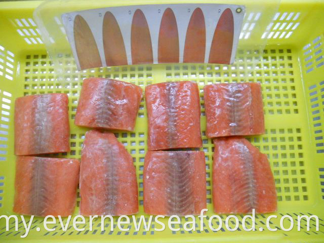 ရာသီသစ်တွင် အေးခဲနေသော ပန်းရောင်ဆော်လမွန်အပိုင်း